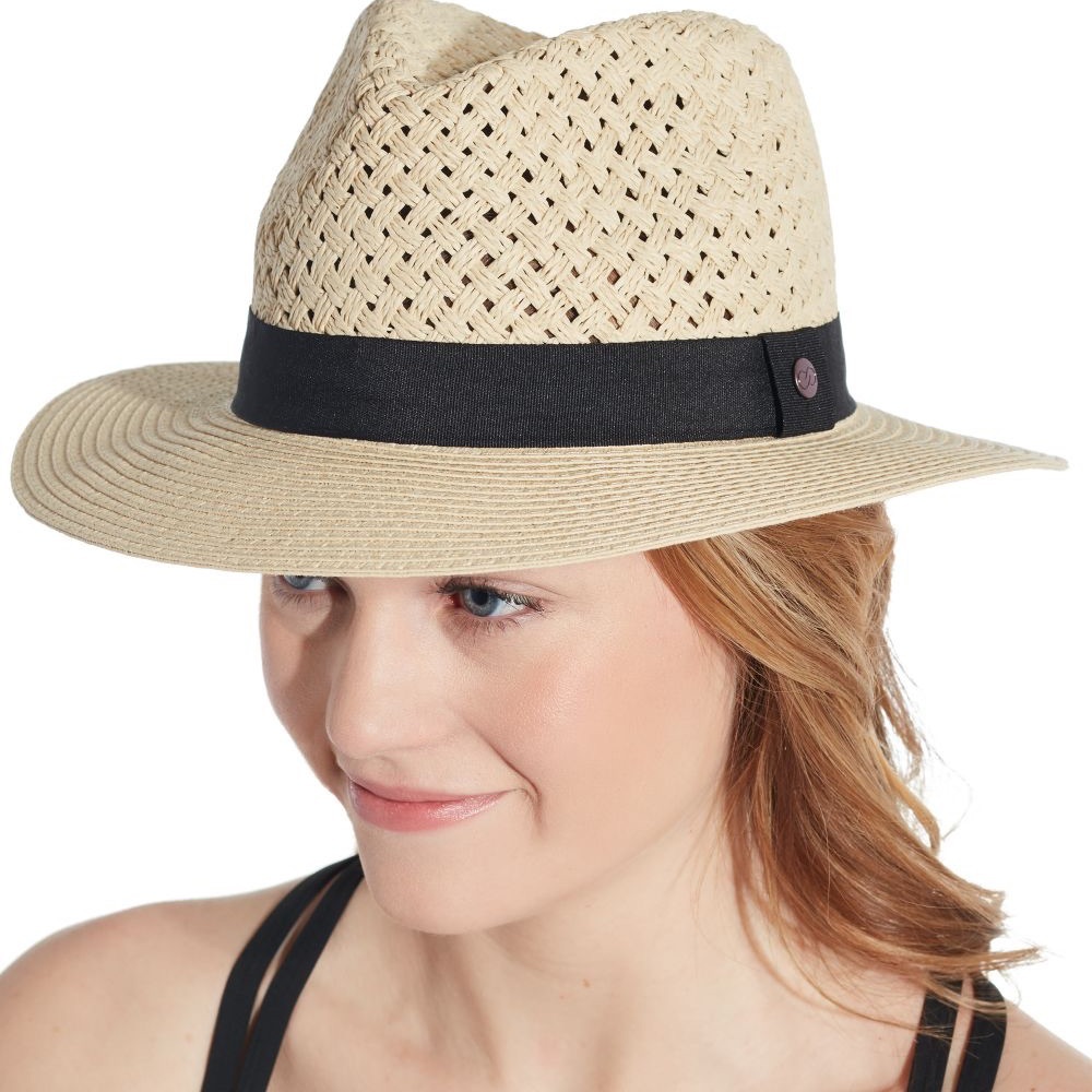 Camilla (Carrie Underwood) sun hat
